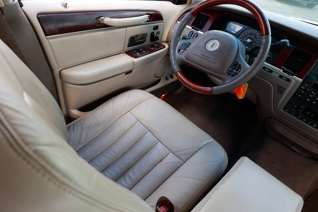 2003 Lincoln Town Car - Image 20 of 21