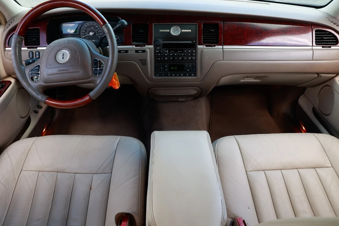 2003 Lincoln Town Car - Image 2 of 12