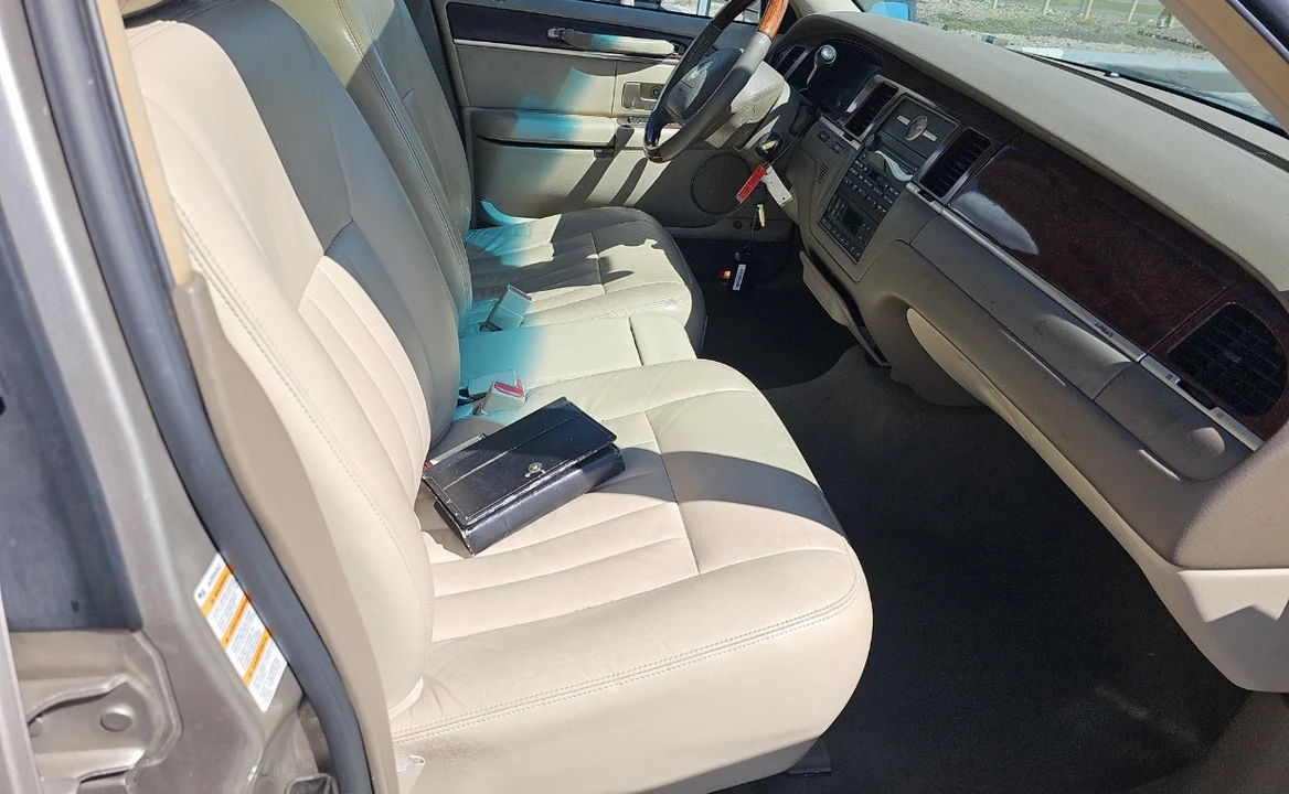 2003 Lincoln Town Car - Image 8 of 13