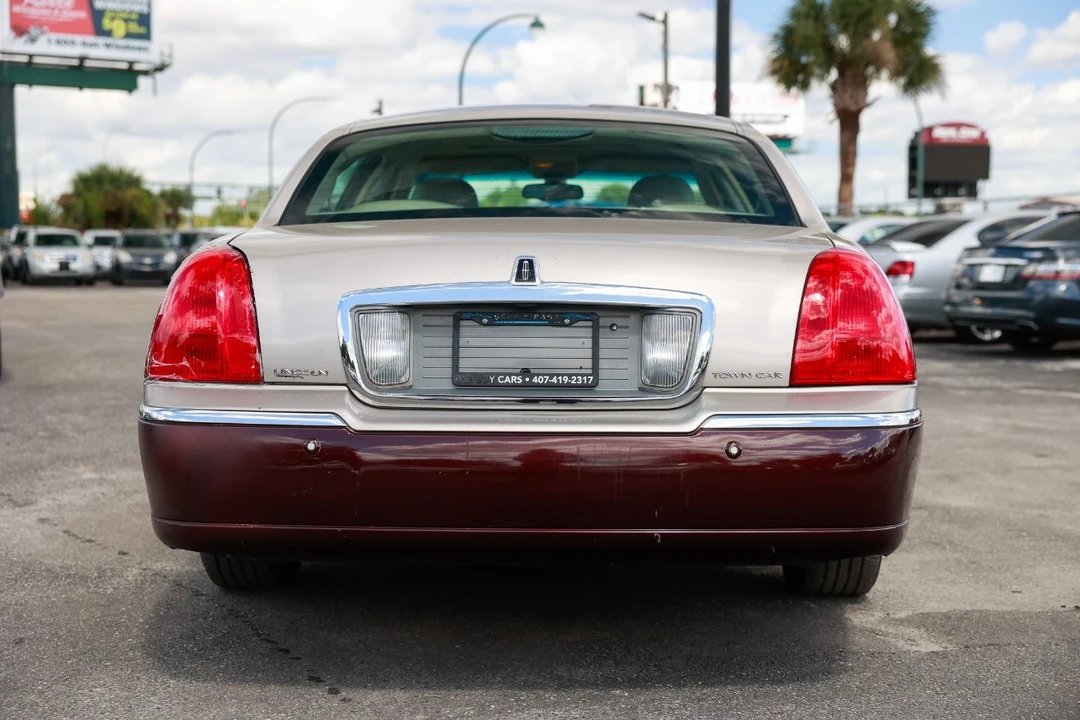 2003 Lincoln Town Car - Image 7 of 12
