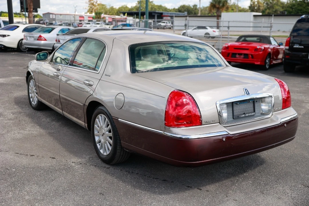 2003 Lincoln Town Car - Image 5 of 12