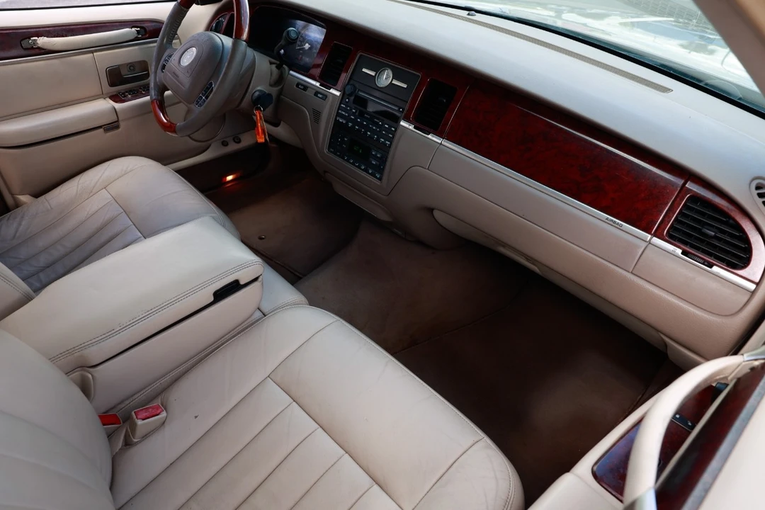 2003 Lincoln Town Car - Image 18 of 21