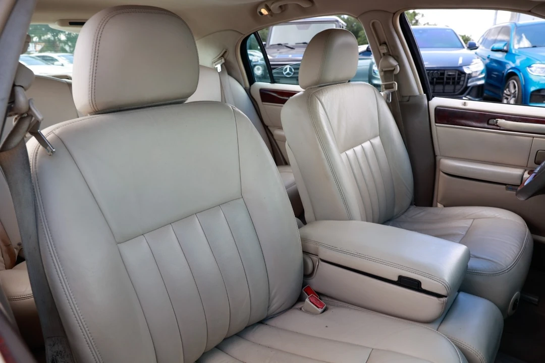 2003 Lincoln Town Car - Image 16 of 21