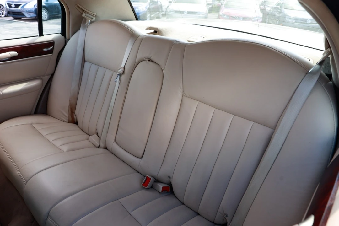 2003 Lincoln Town Car - Image 8 of 12