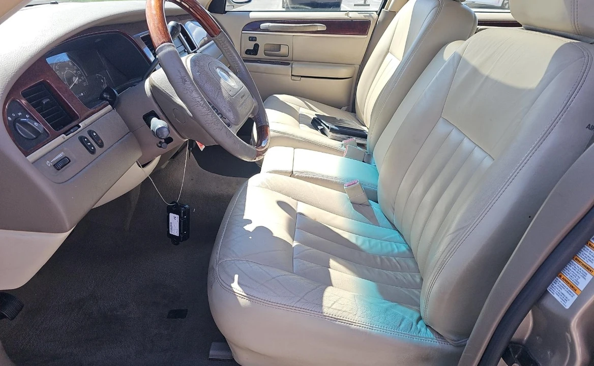 2003 Lincoln Town Car - Image 7 of 13