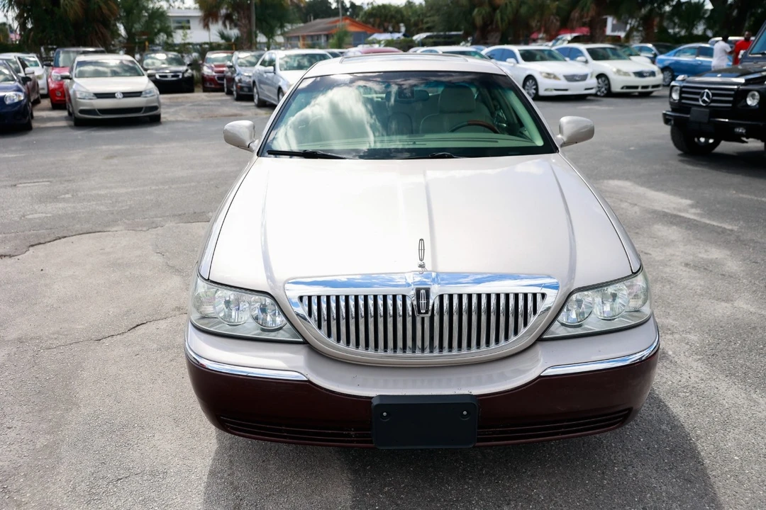 2003 Lincoln Town Car - Image 19 of 21