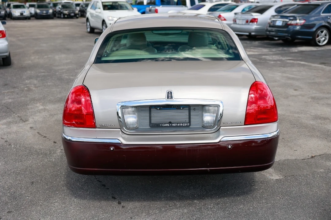 2003 Lincoln Town Car - Image 9 of 12