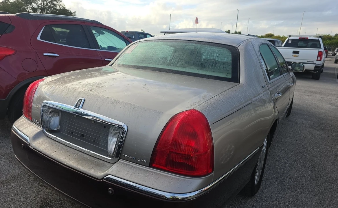 2003 Lincoln Town Car - Image 5 of 13