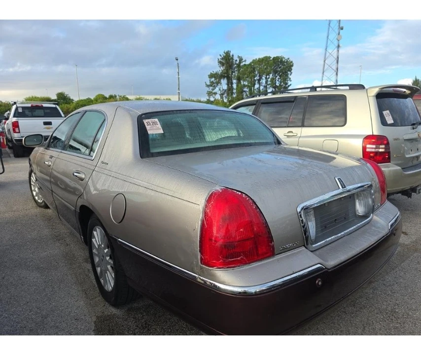2003 Lincoln Town Car - Image 6 of 13