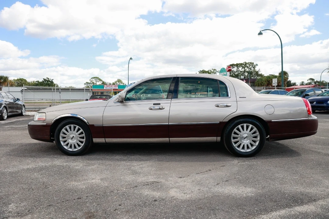2003 Lincoln Town Car - Image 3 of 12