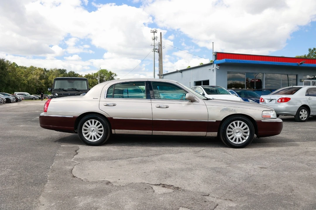 2003 Lincoln Town Car - Image 13 of 21