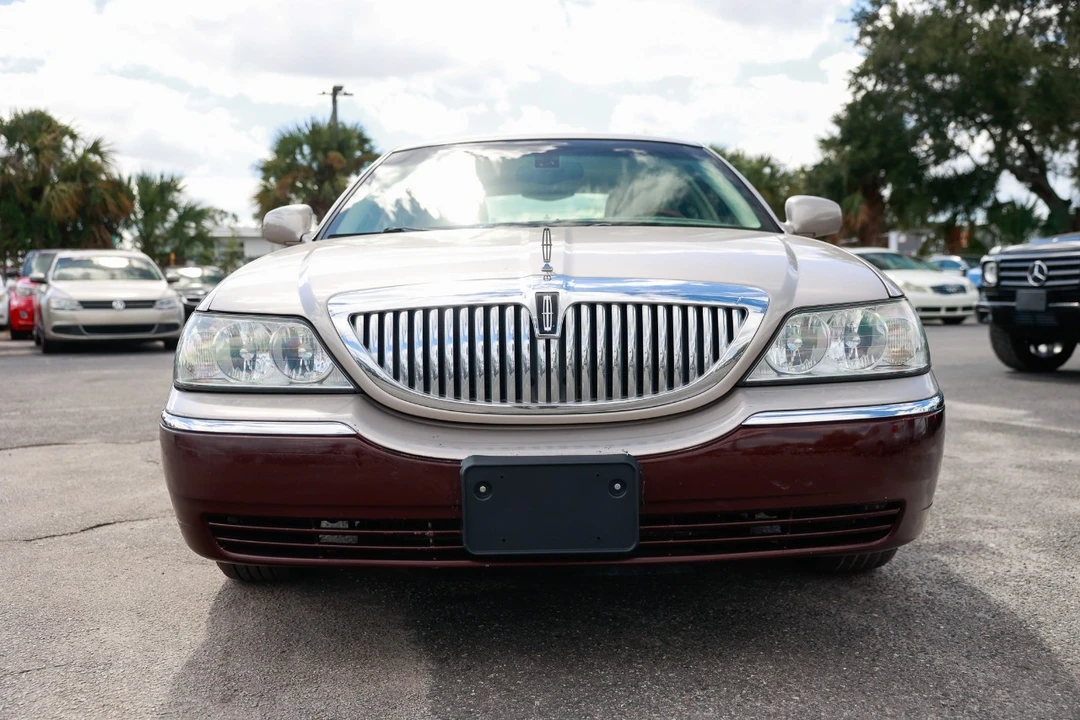 2003 Lincoln Town Car - Image 17 of 21