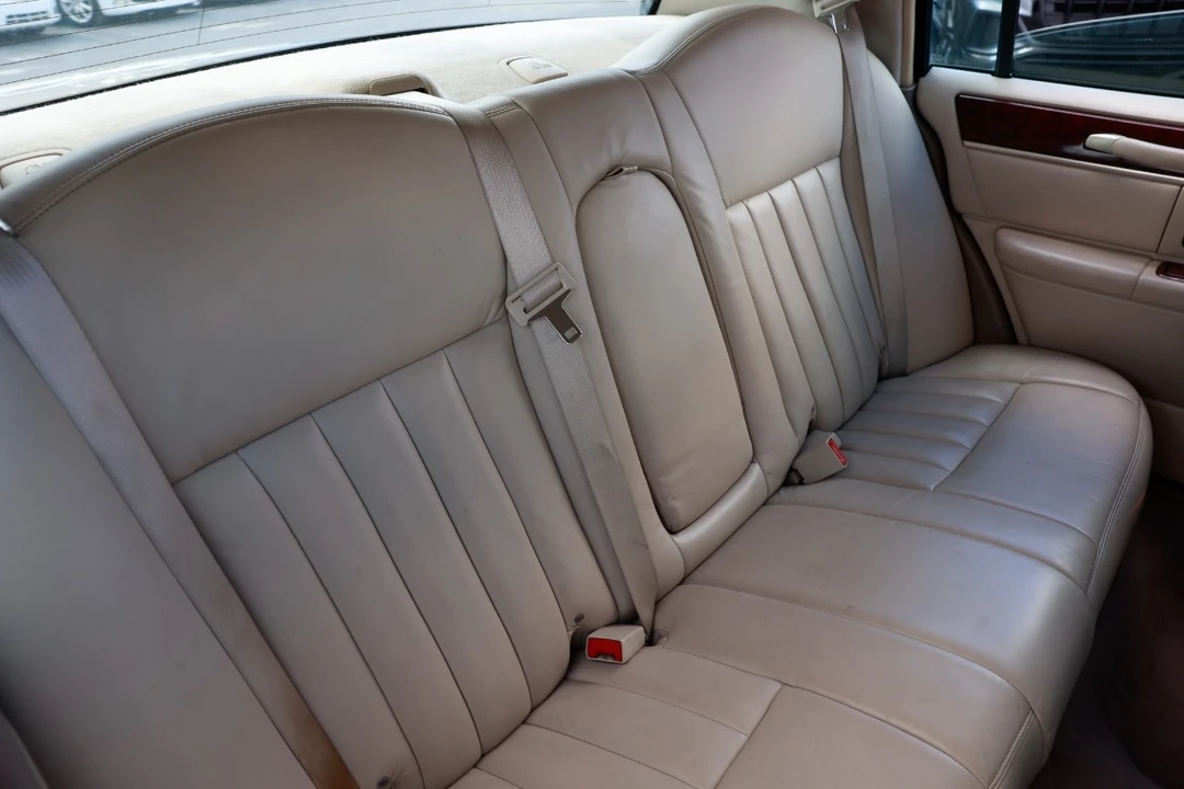 2003 Lincoln Town Car - Image 14 of 21