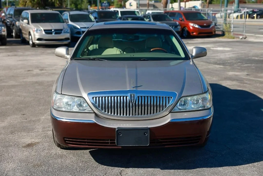 2003 Lincoln Town Car - Image 17 of 31