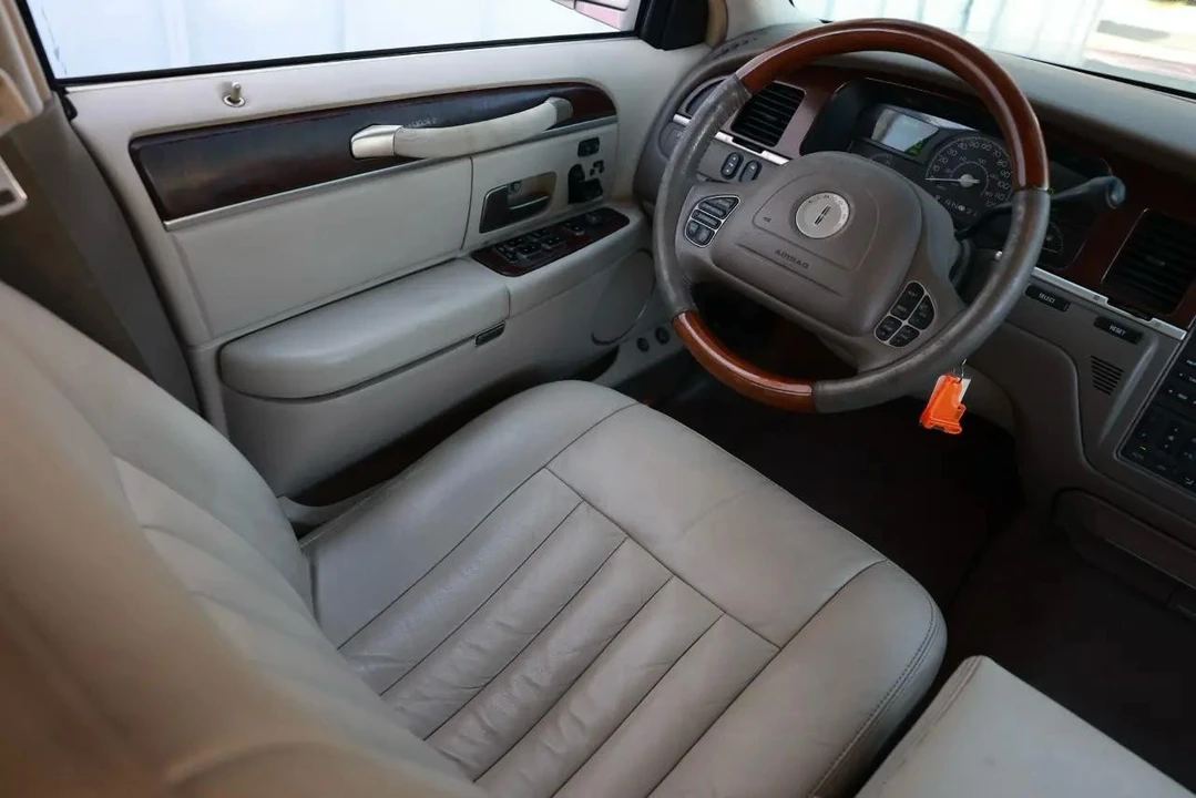 2003 Lincoln Town Car - Image 20 of 31