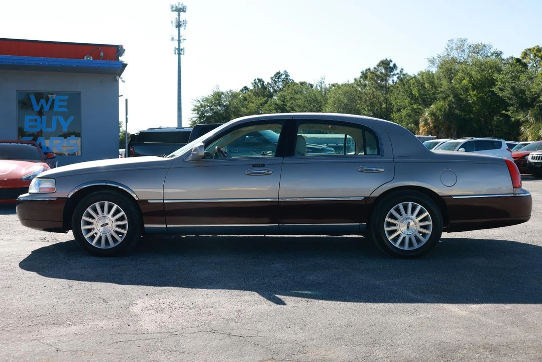 2003 Lincoln Town Car - Image 3 of 31
