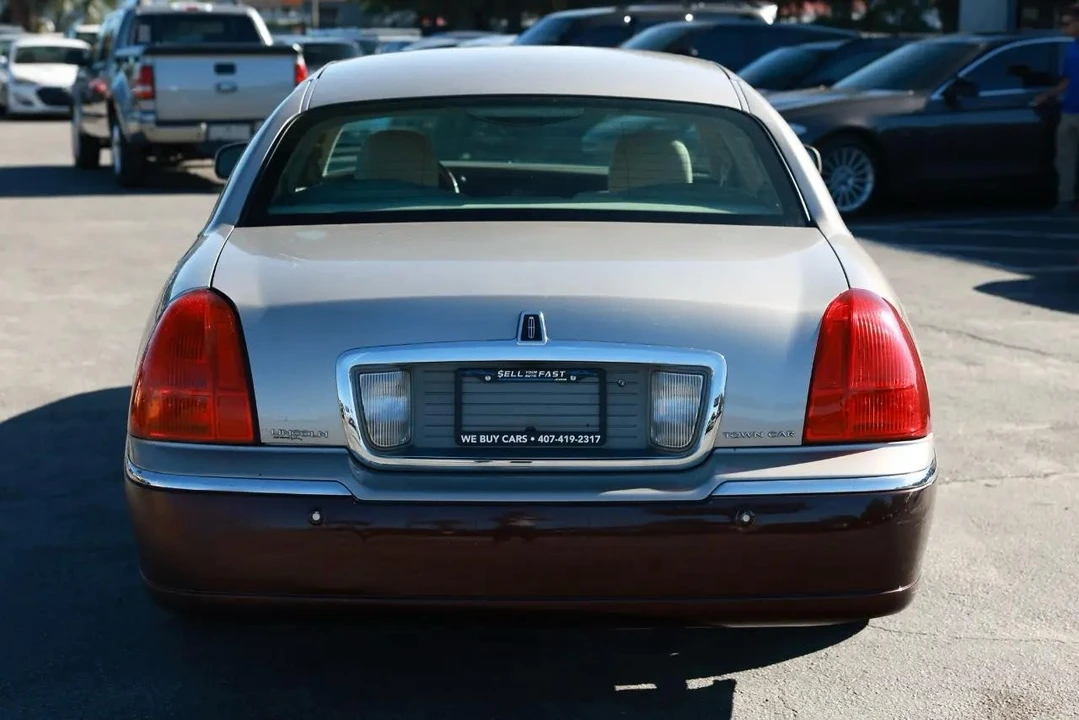 2003 Lincoln Town Car - Image 9 of 31