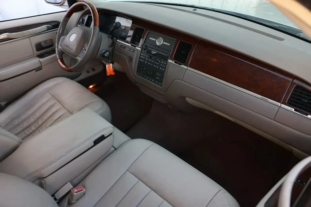 2003 Lincoln Town Car - Image 18 of 31