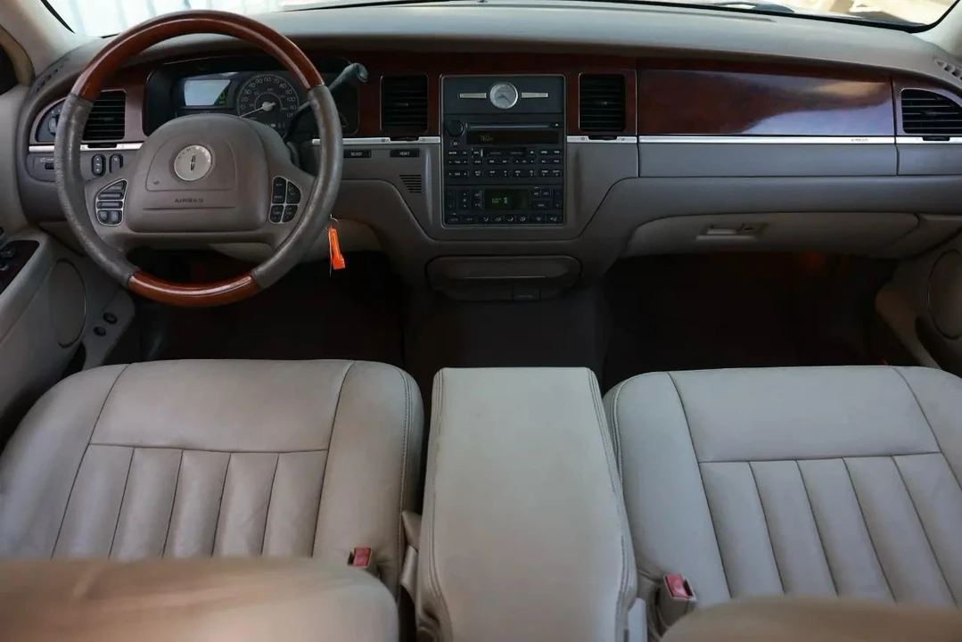 2003 Lincoln Town Car - Image 2 of 31
