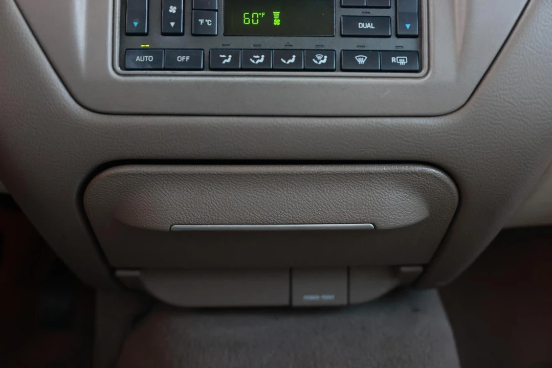 2003 Lincoln Town Car - Image 29 of 31