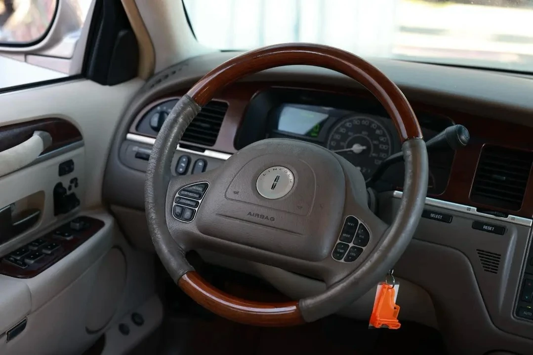 2003 Lincoln Town Car - Image 26 of 31