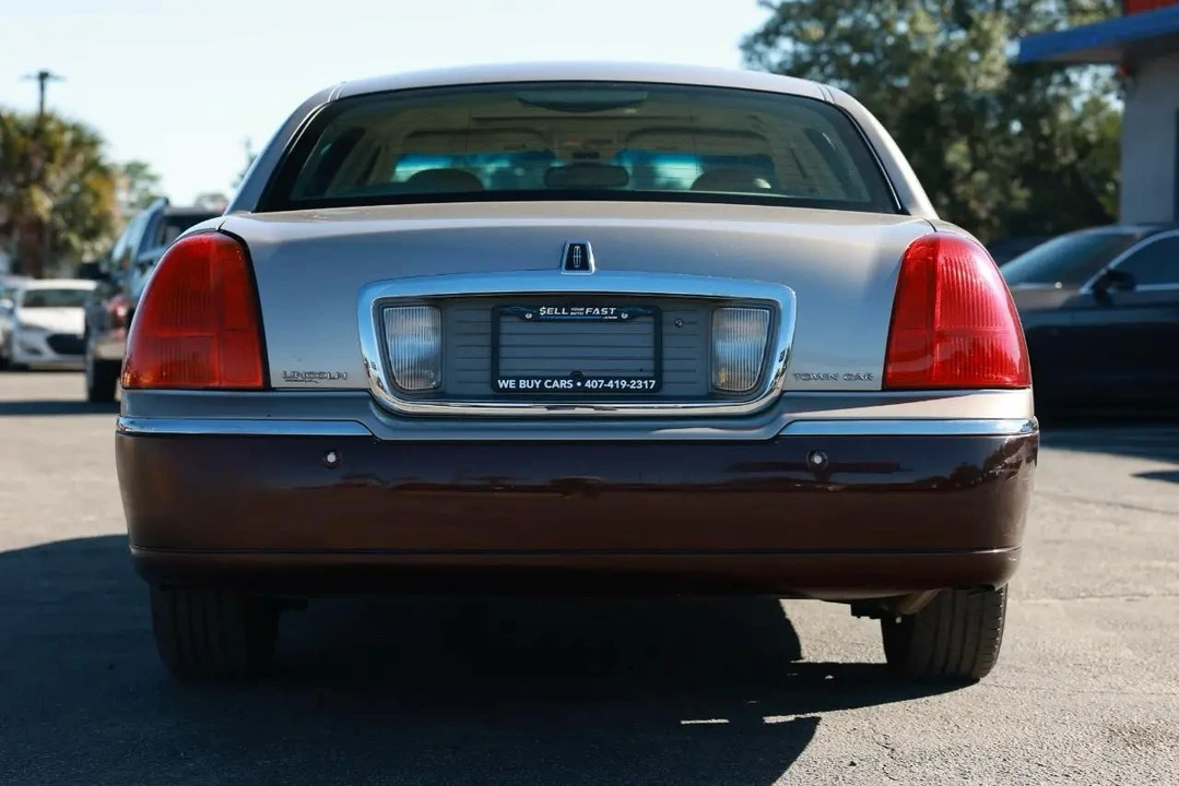 2003 Lincoln Town Car - Image 7 of 31