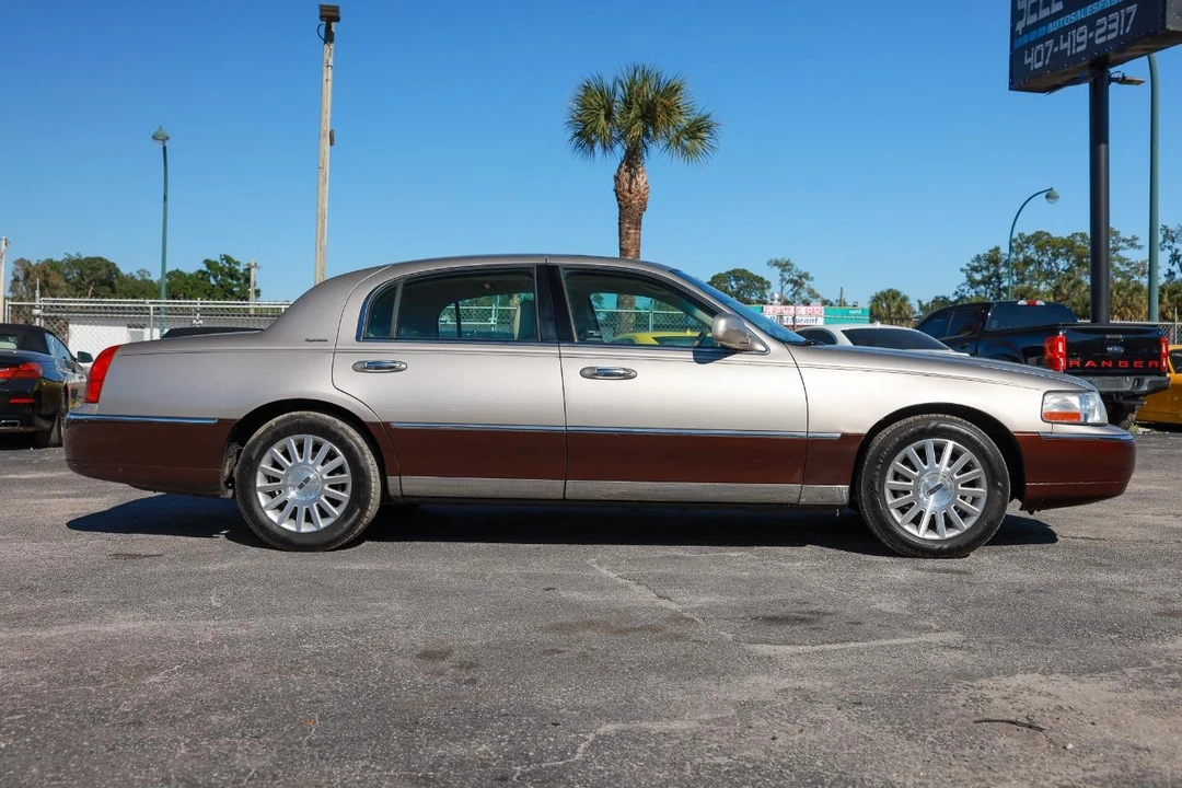 2003 Lincoln Town Car - Image 13 of 31