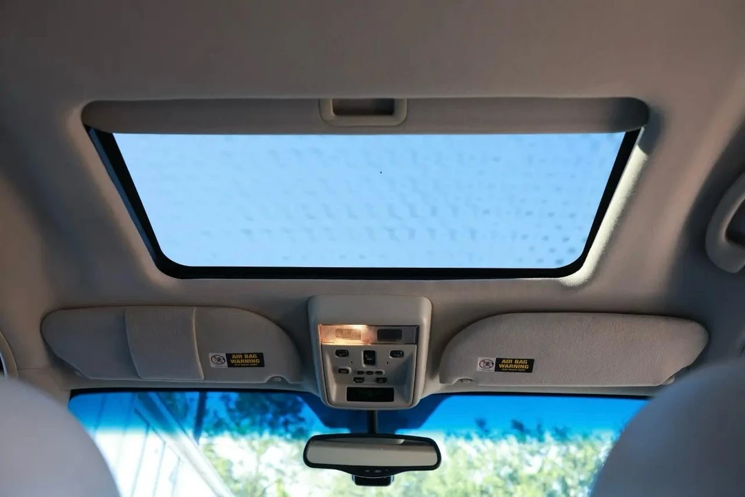 2003 Lincoln Town Car - Image 23 of 31