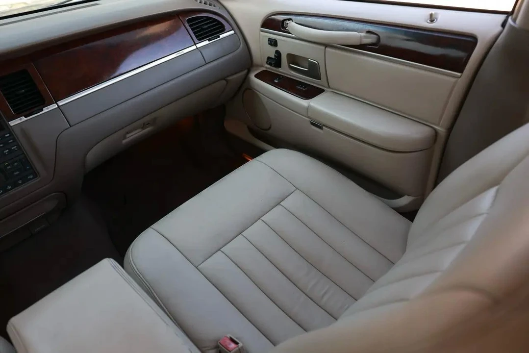 2003 Lincoln Town Car - Image 22 of 31