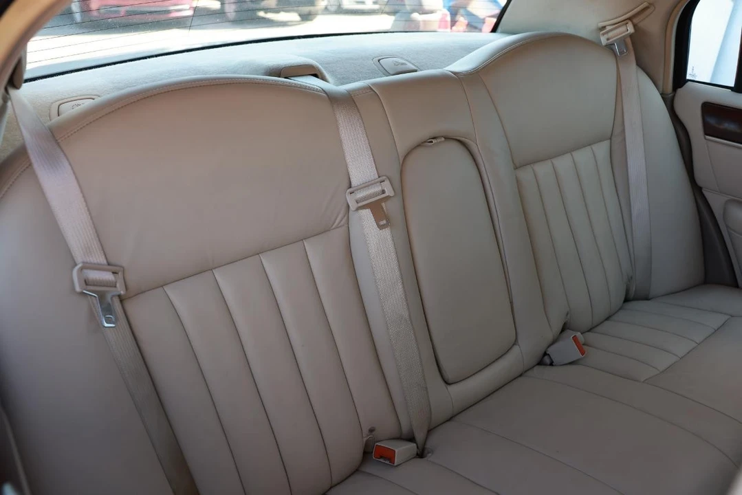 2003 Lincoln Town Car - Image 12 of 31