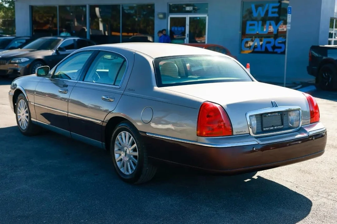 2003 Lincoln Town Car - Image 5 of 31