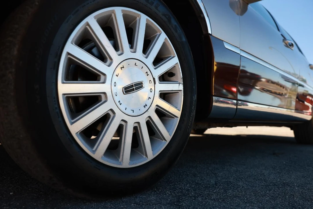 2003 Lincoln Town Car - Image 28 of 31