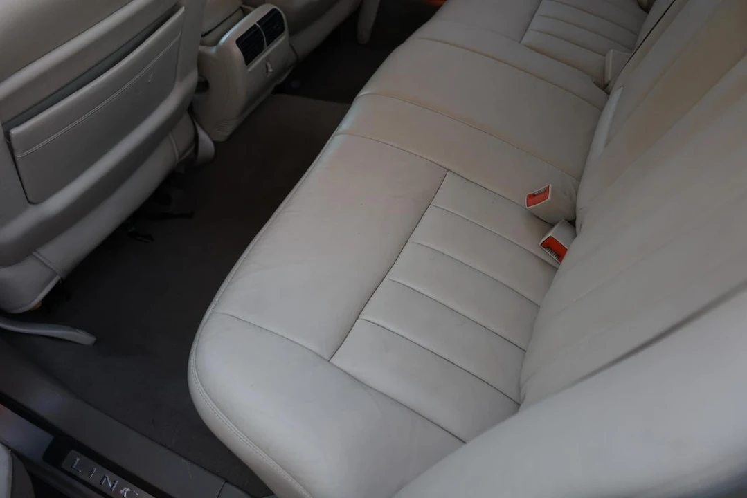 2003 Lincoln Town Car - Image 8 of 31