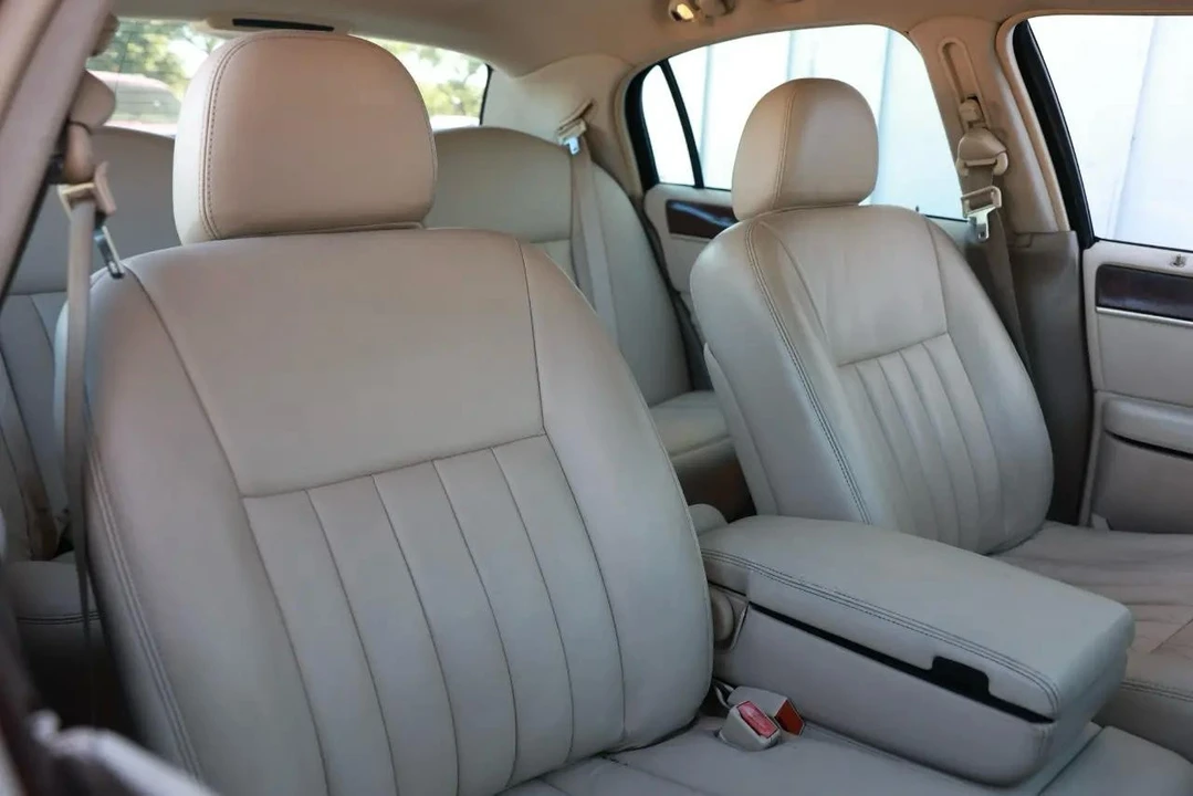 2003 Lincoln Town Car - Image 16 of 31