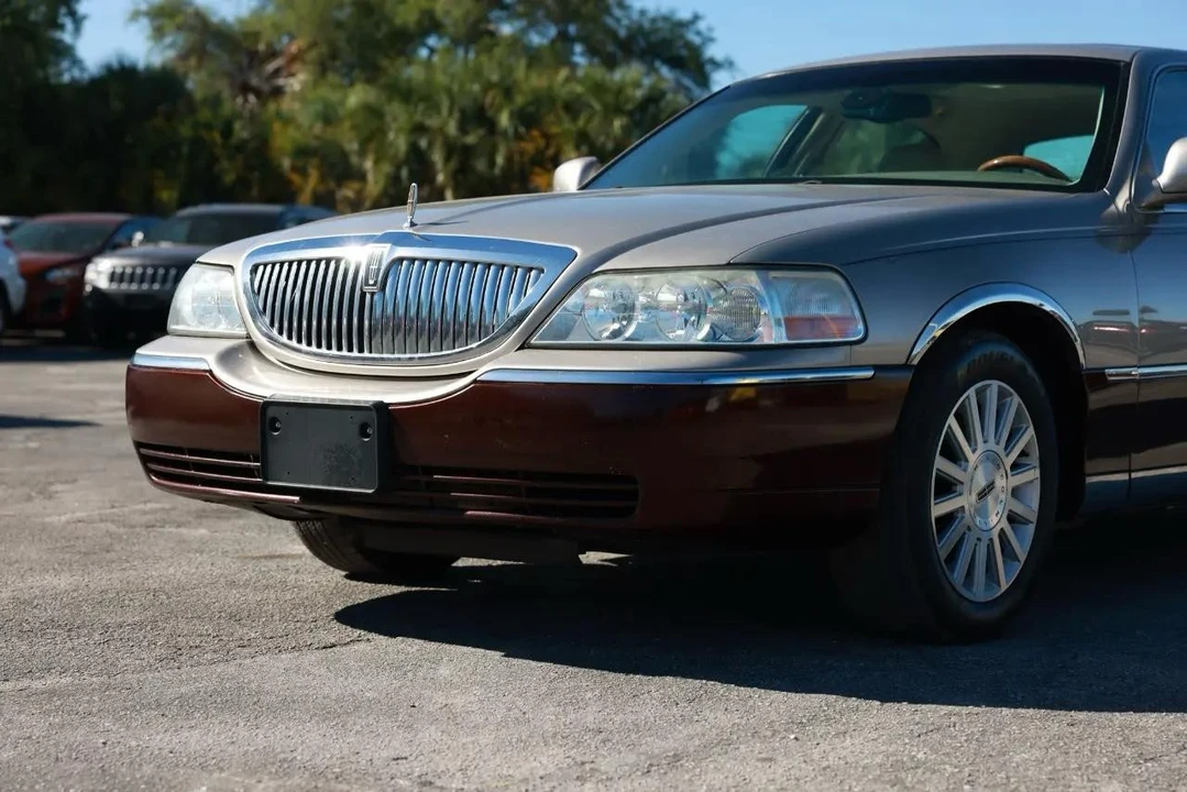 2003 Lincoln Town Car - Image 25 of 31