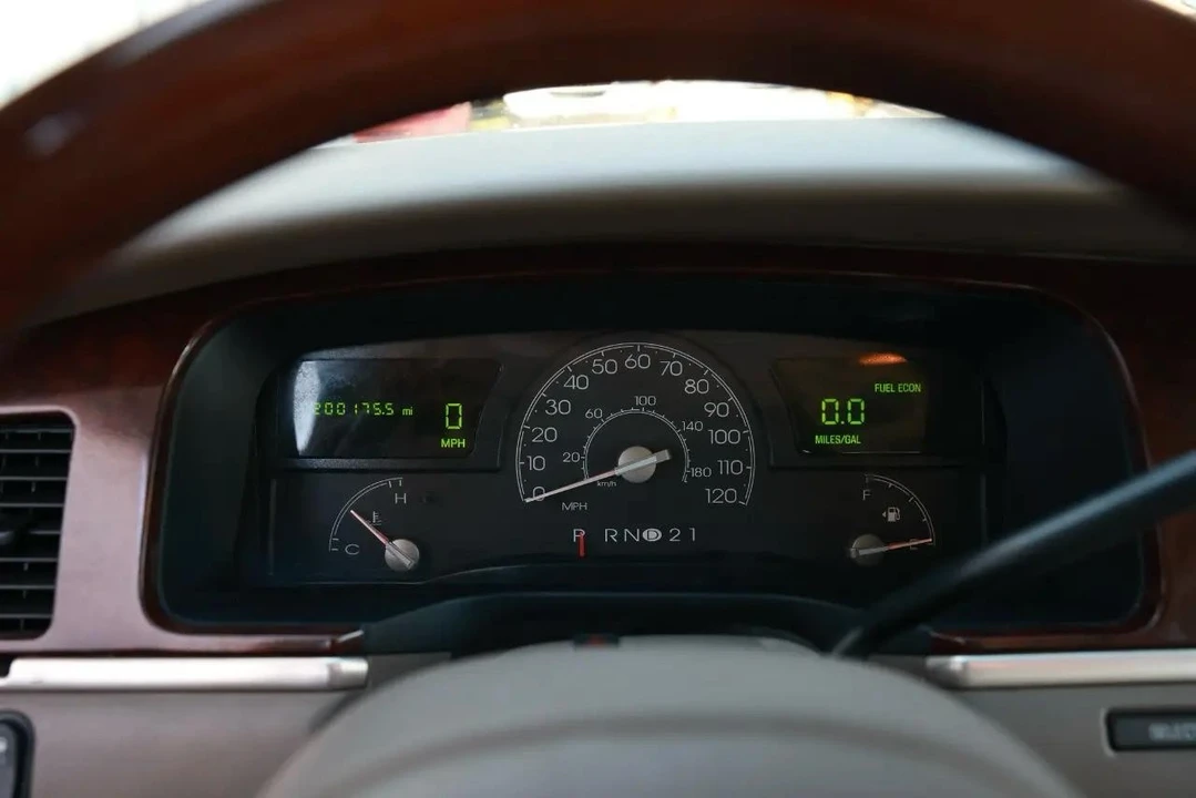 2003 Lincoln Town Car - Image 27 of 31