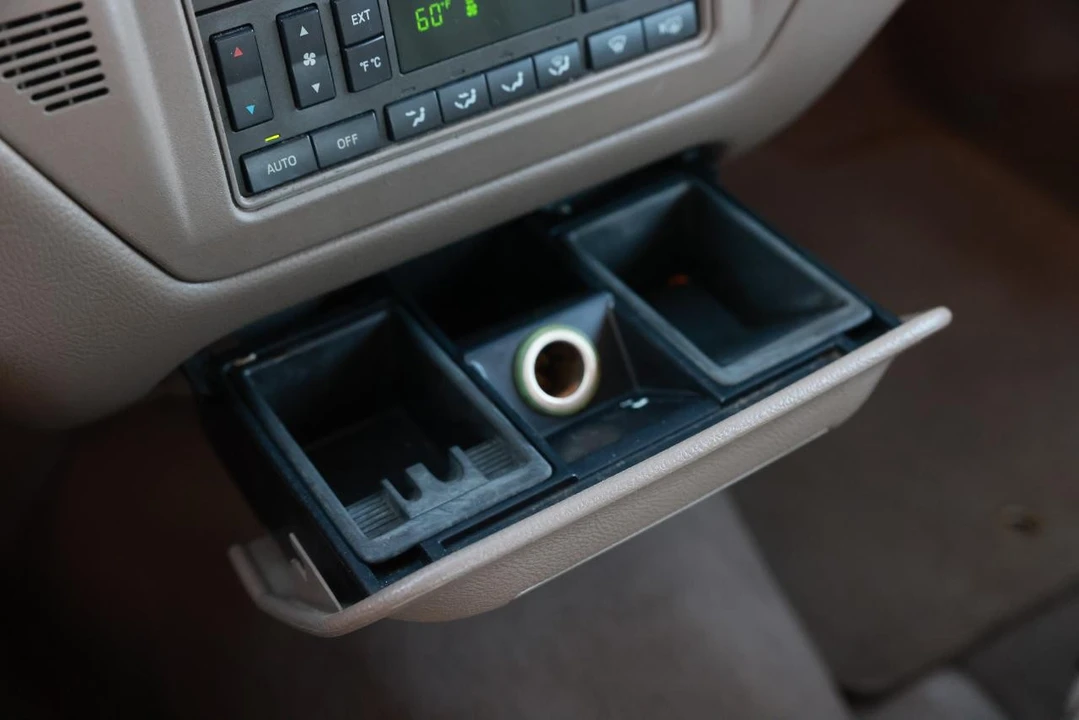 2003 Lincoln Town Car - Image 30 of 31