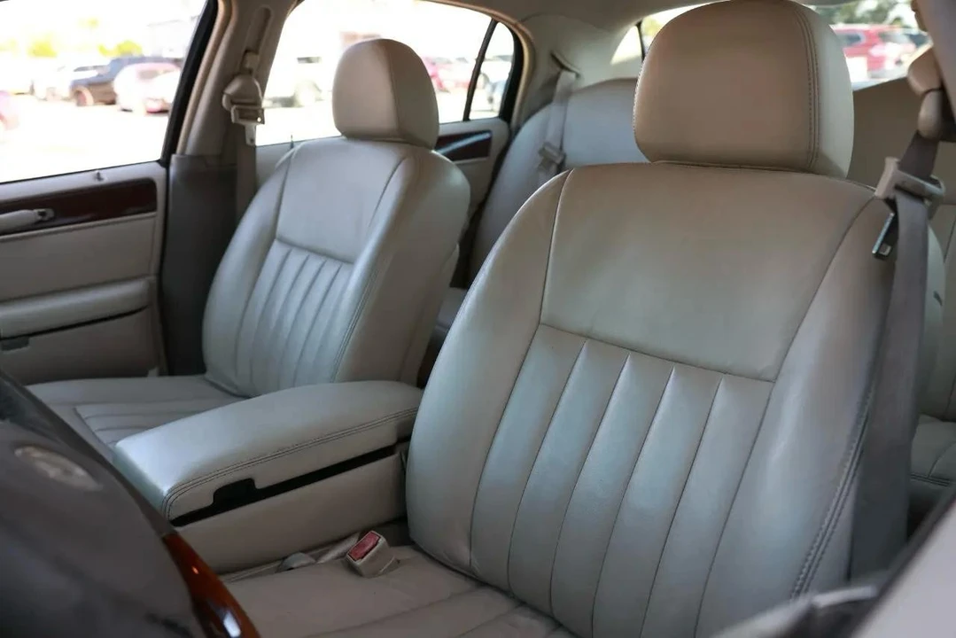 2003 Lincoln Town Car - Image 6 of 31