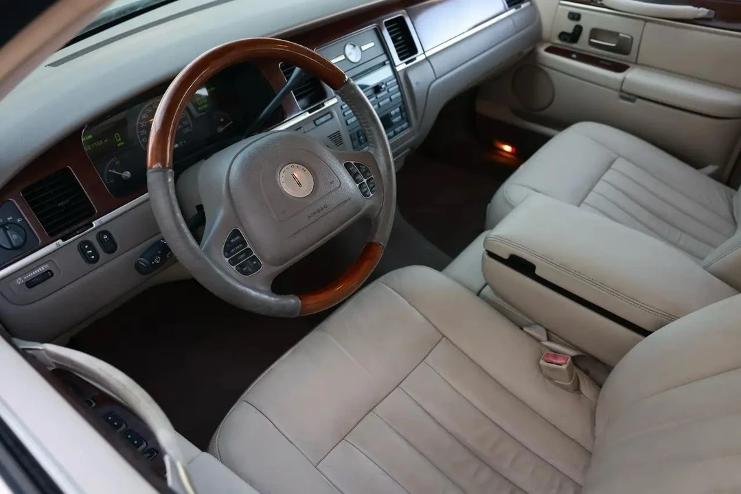 2003 Lincoln Town Car - Image 4 of 31