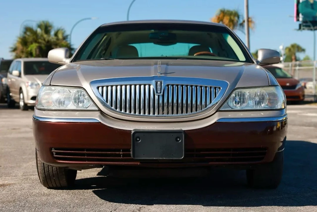 2003 Lincoln Town Car - Image 19 of 31