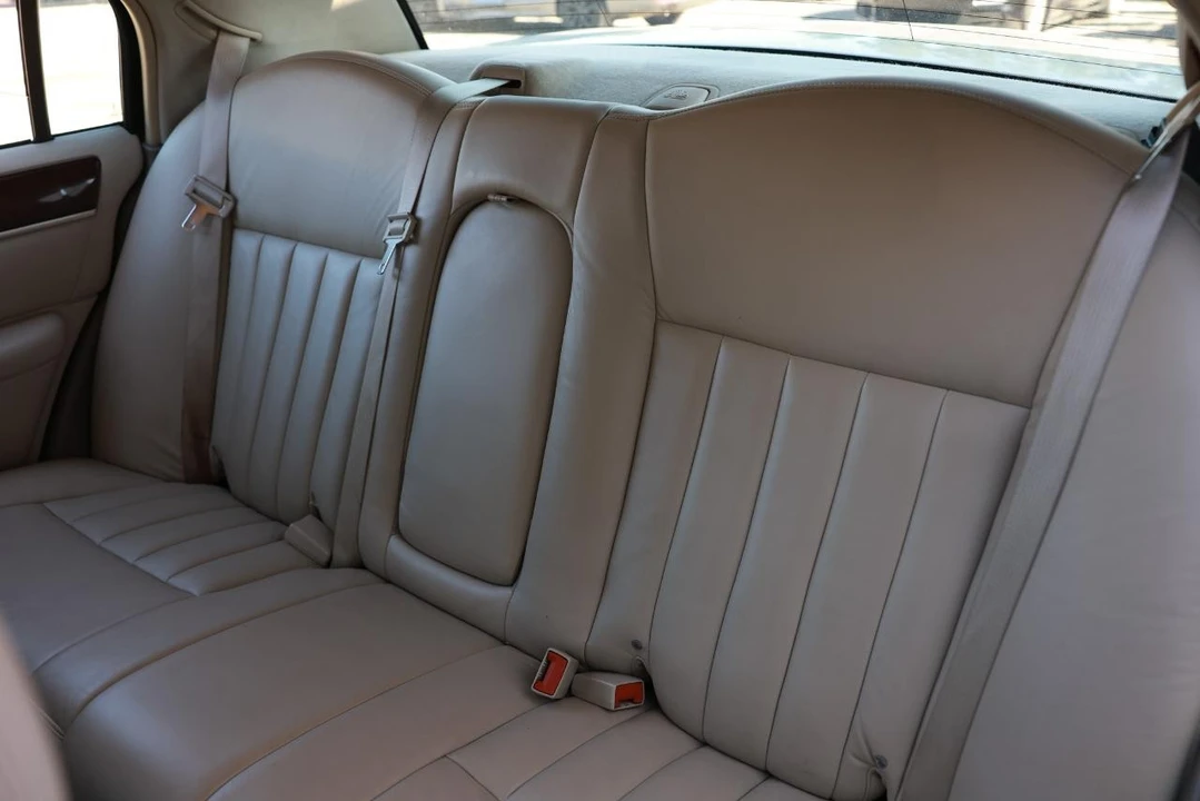 2003 Lincoln Town Car - Image 10 of 31