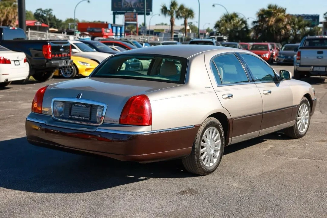 2003 Lincoln Town Car - Image 11 of 31
