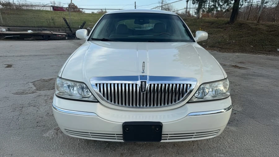 2003 Lincoln Town Car - Image 2 of 4