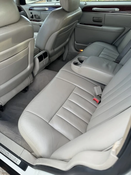 2003 Lincoln Town Car - Image 4 of 4