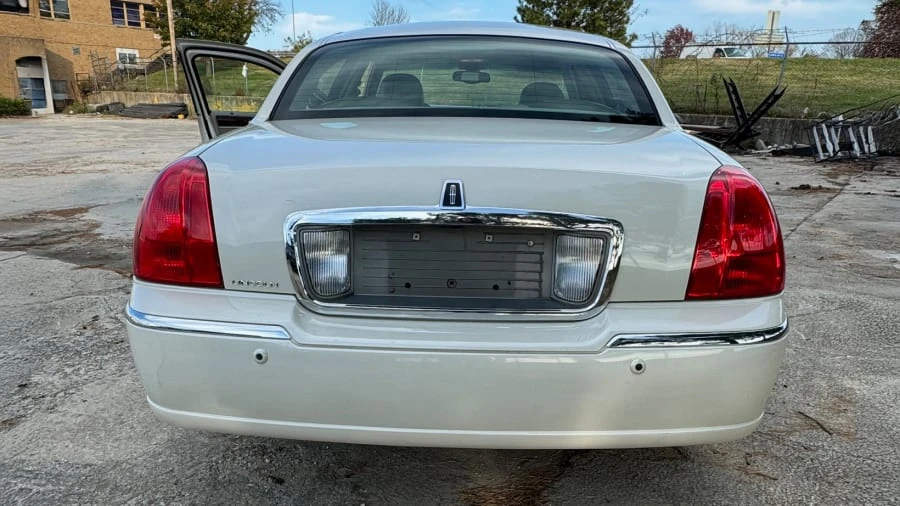 2003 Lincoln Town Car - Image 3 of 4