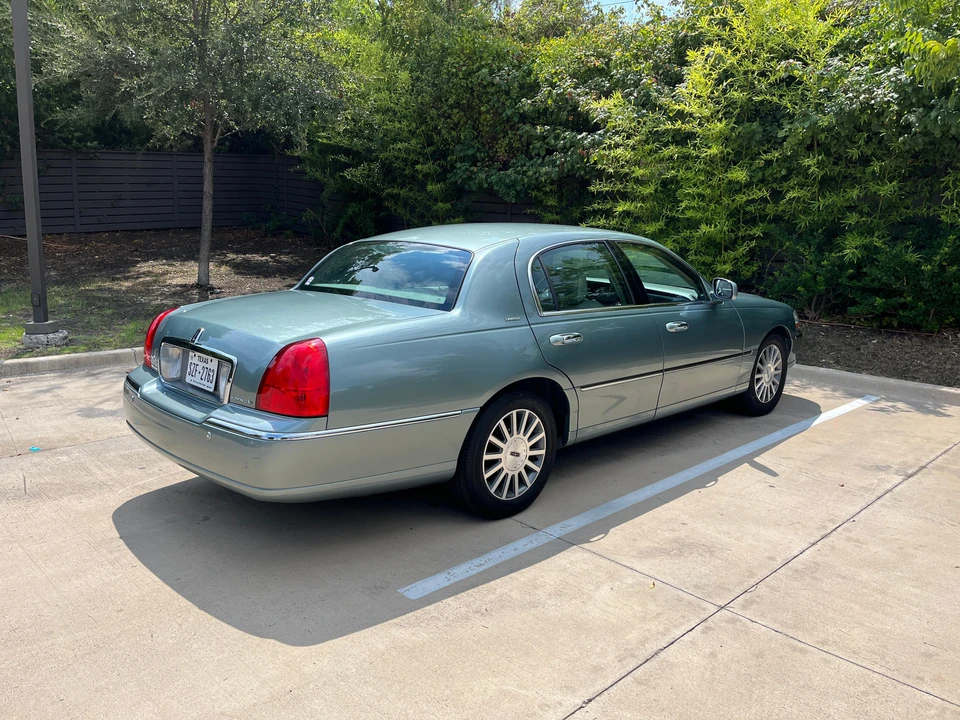 2003 Lincoln Town Car - Image 11 of 30