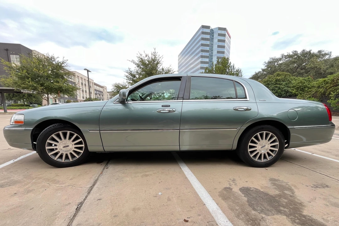2003 Lincoln Town Car - Image 3 of 30