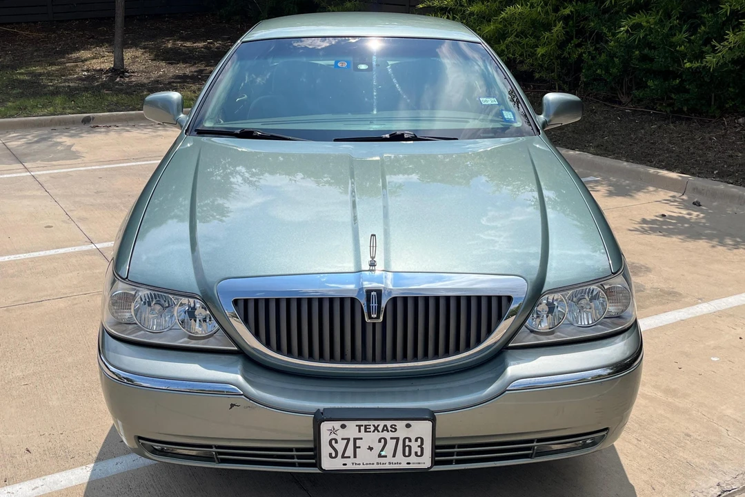 2003 Lincoln Town Car - Image 2 of 30