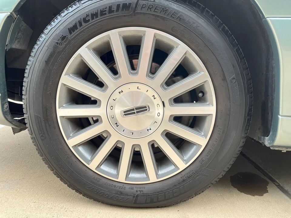 2003 Lincoln Town Car - Image 27 of 30