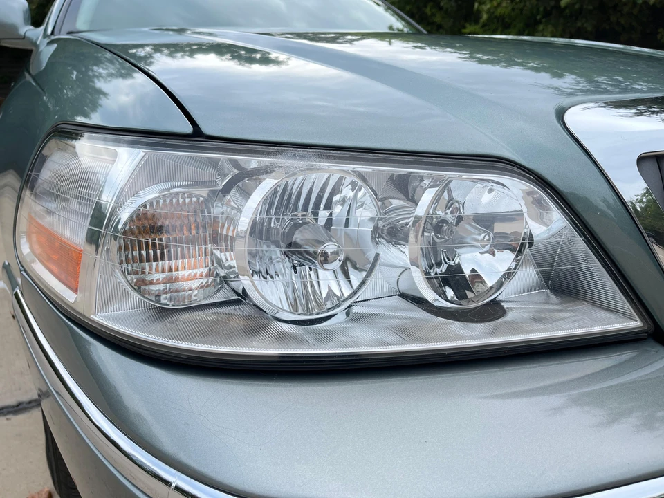2003 Lincoln Town Car - Image 14 of 30